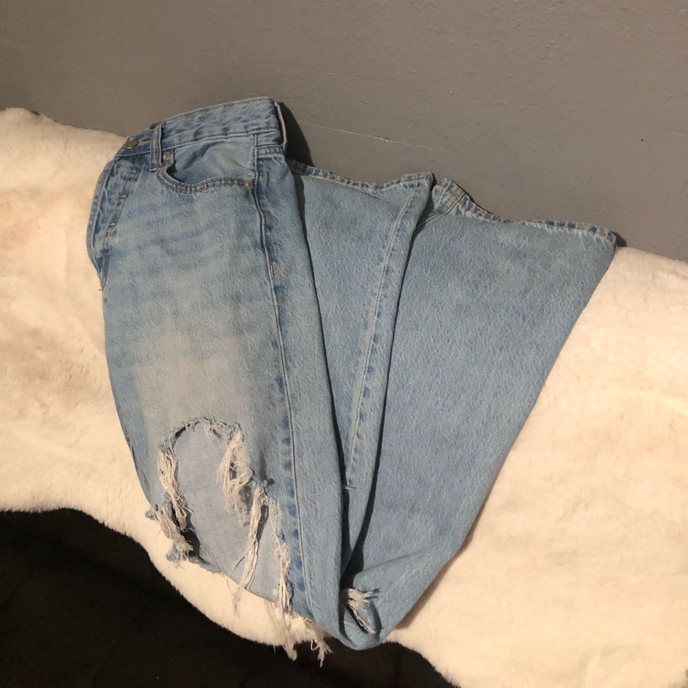Women’s high rise 90s baggy style ripped jeans